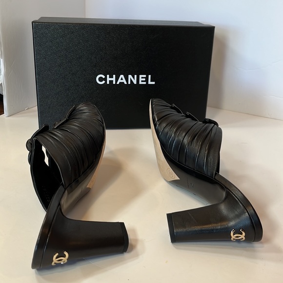 Chanel Sz. 42EU Black Lambskin, 3.5” Heel Mules, 3 Sailor Knots on Top EUC - Picture 6 of 11